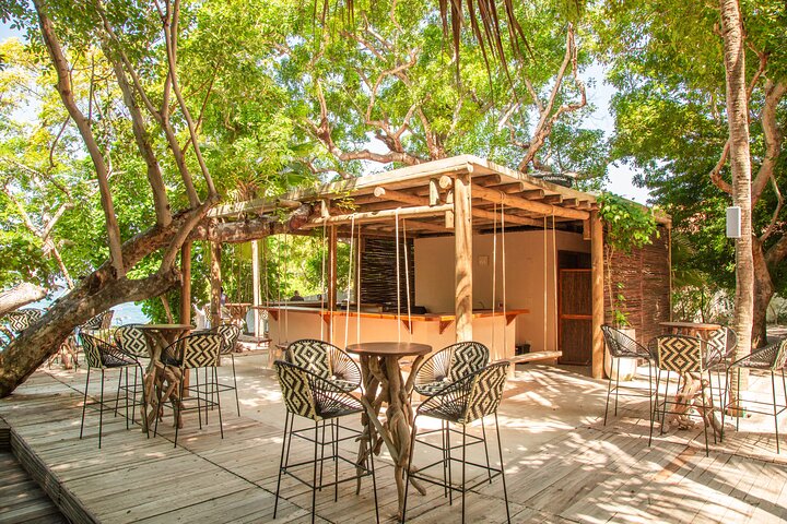 Paue Beach Lounge – Rosario Islands Day Pass