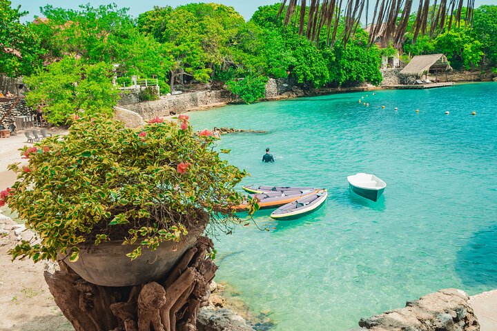 Paue Beach Lounge – Rosario Islands Day Pass