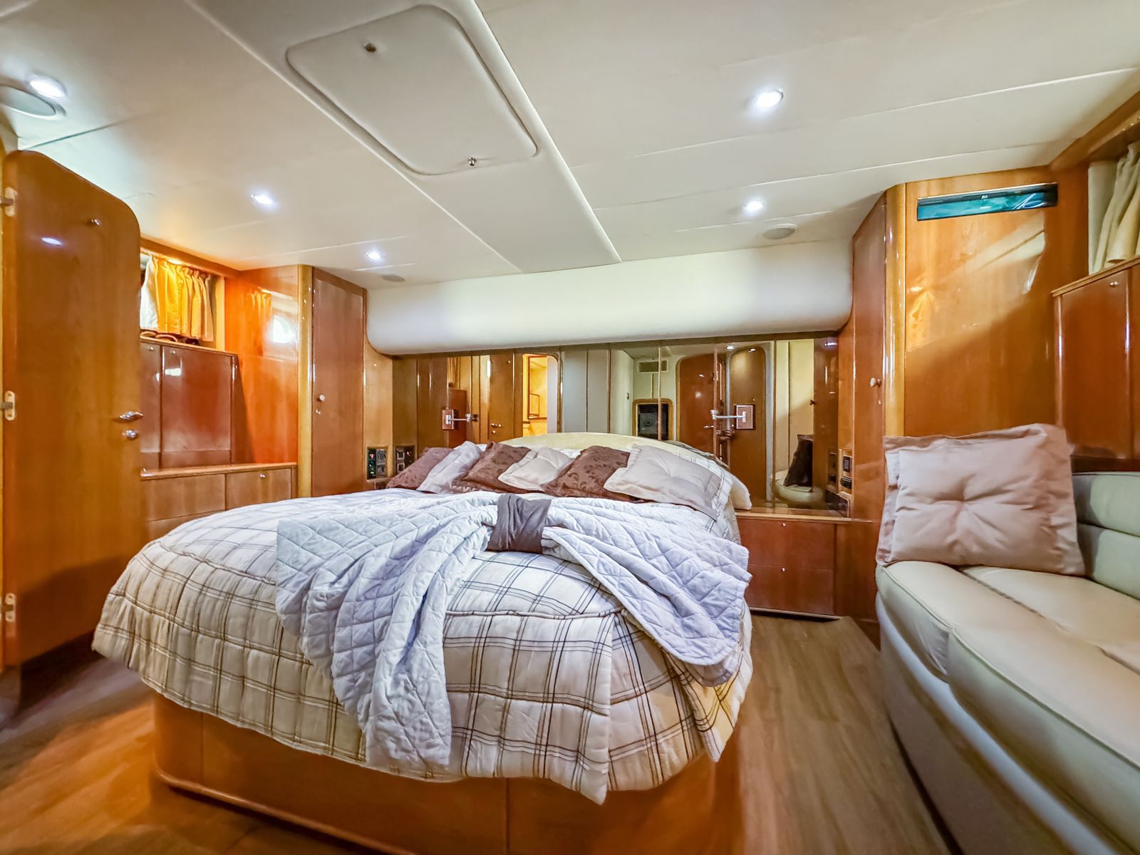 Il Perseverante 70FT Luxury Yacht Charter Cartagena
