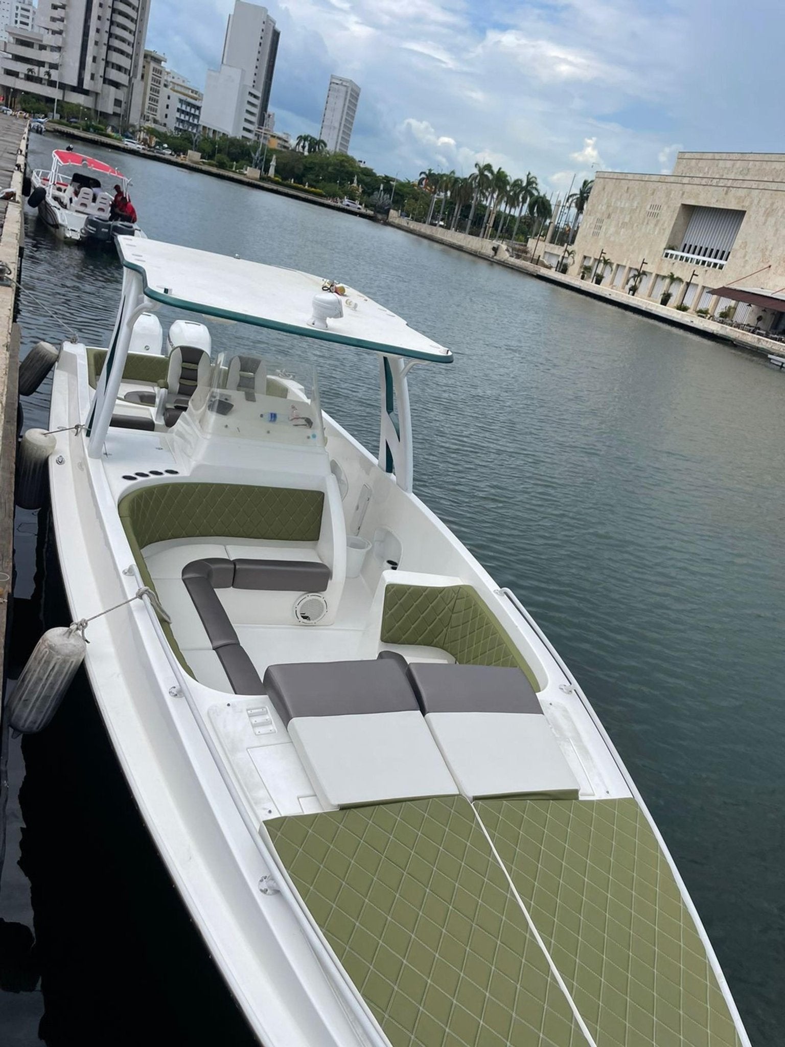 Avalon 38’ Private Powerboat Rental Cartagena - Cartagena Day Tours