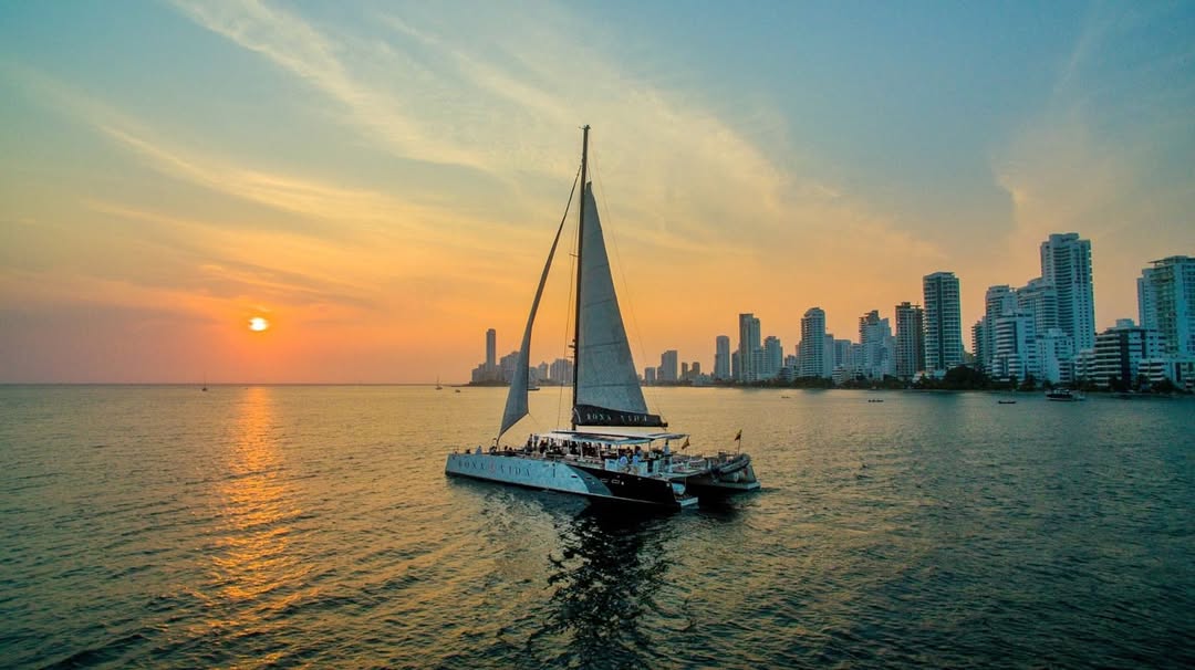 Bonavida Luxury Catamaran — Rosario Islands Day Cruise - Cartagena Day Tours