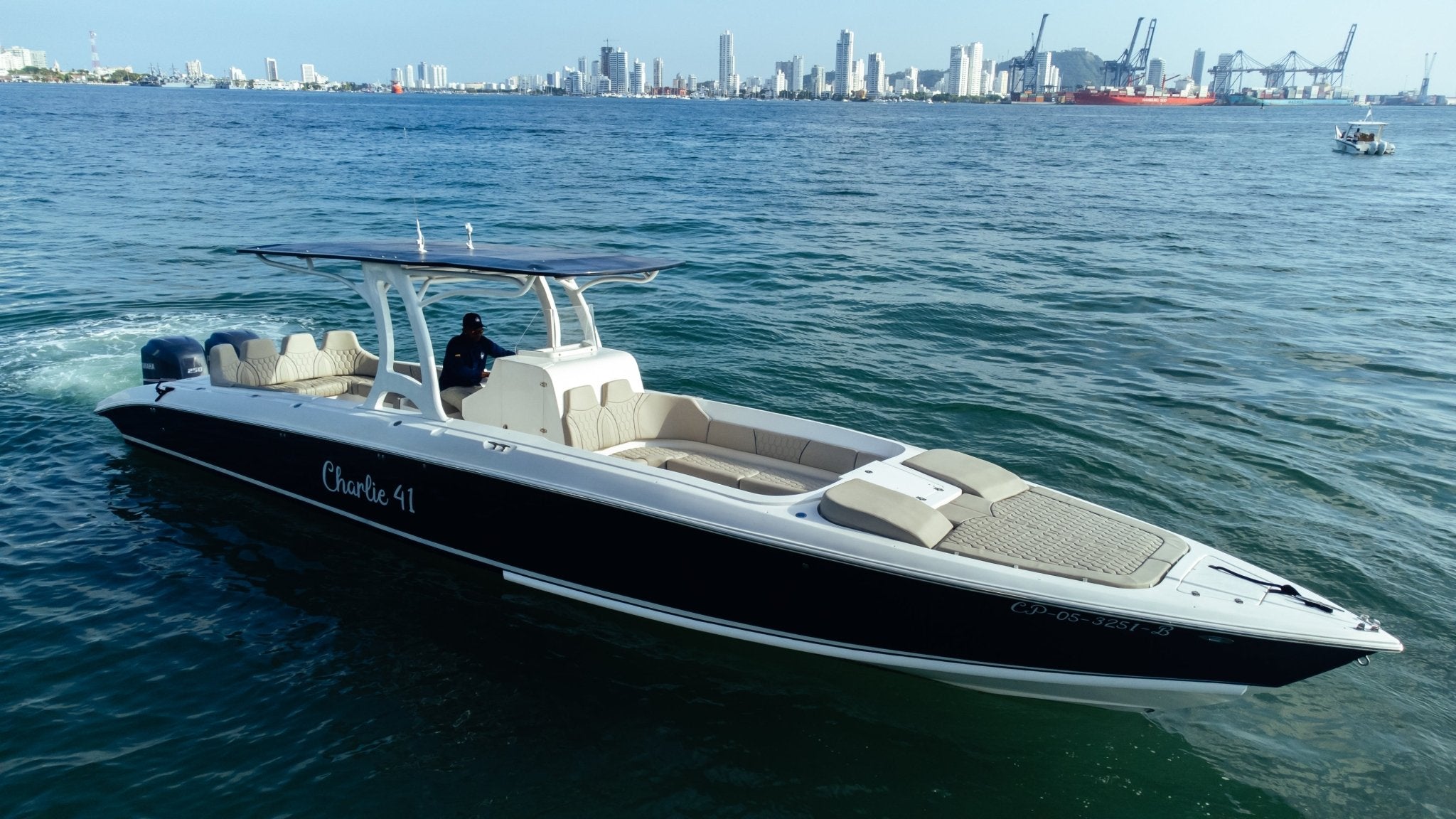 Charlie Bravo 41 Speedboat Charter in Cartagena - Cartagena Day Tours