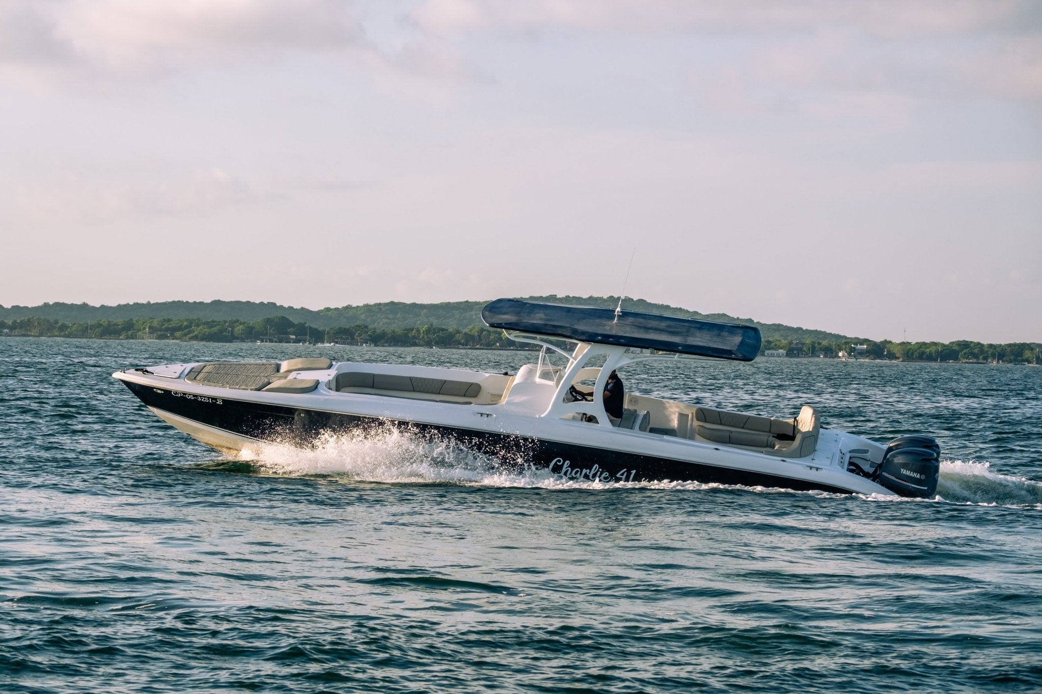Charlie Bravo 41 Speedboat Charter in Cartagena - Cartagena Day Tours