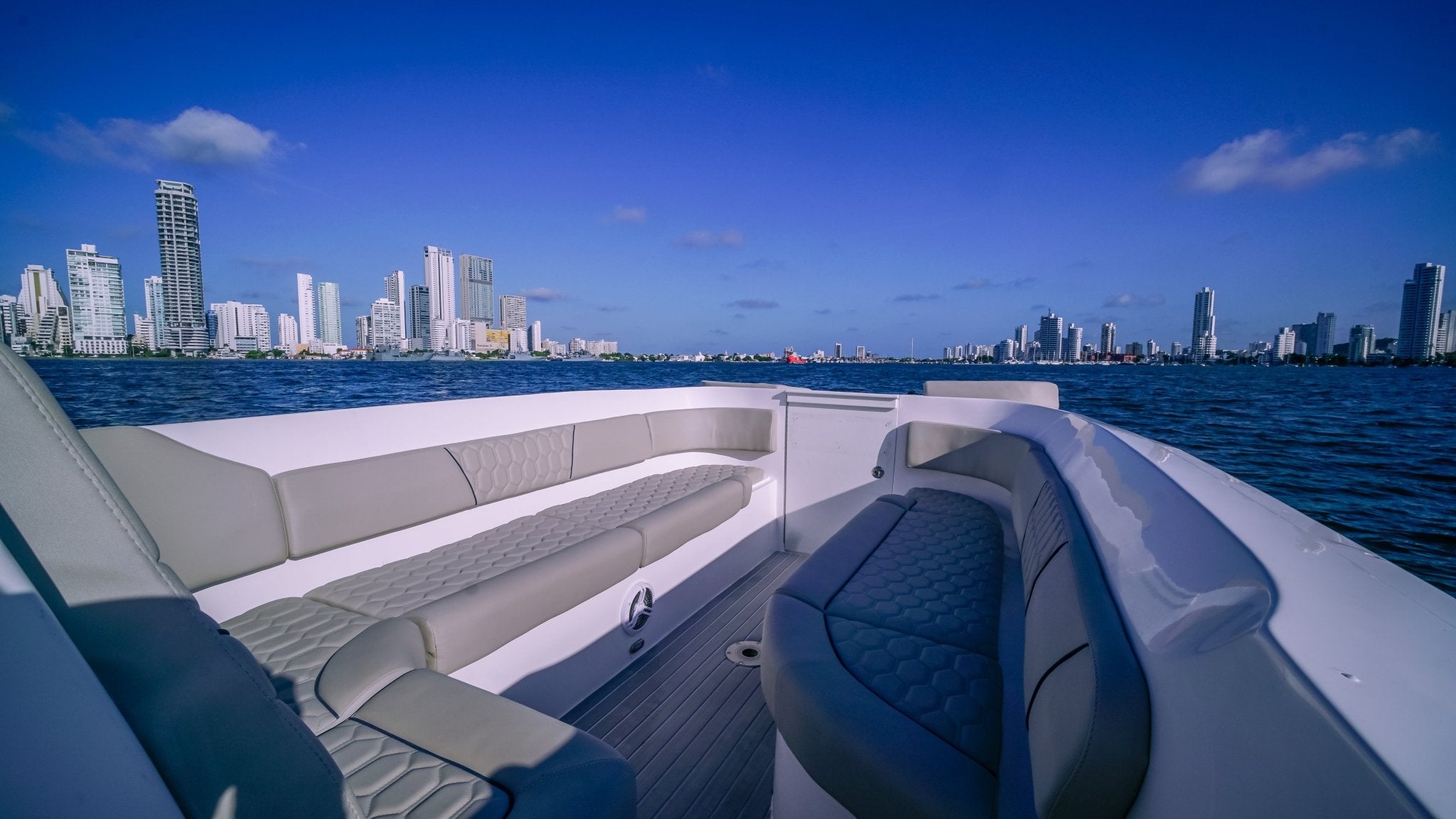Charlie Bravo 41 Speedboat Charter in Cartagena - Cartagena Day Tours
