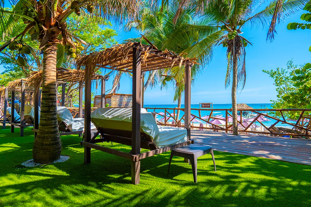 Luxury Beach Club – Isla Grande Open Bar Day Pass (Adults Only)